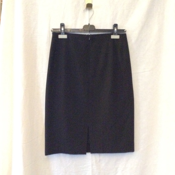 Simple black pencil skirt (skirt only) - Picture 3 of 3